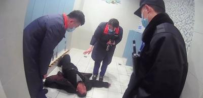 青岛地铁人员用AED救回心跳骤停男子